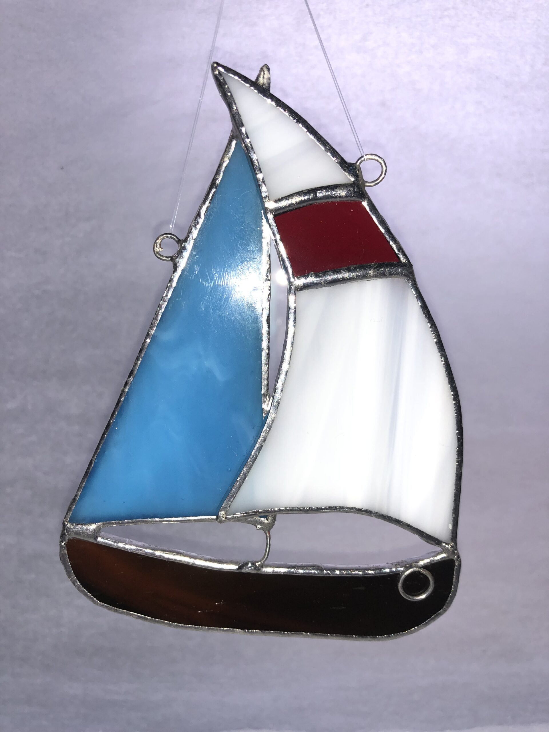 zeilboot met kleurige zeilen