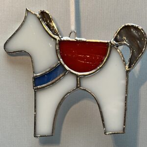 paardenhanger met rood zadel