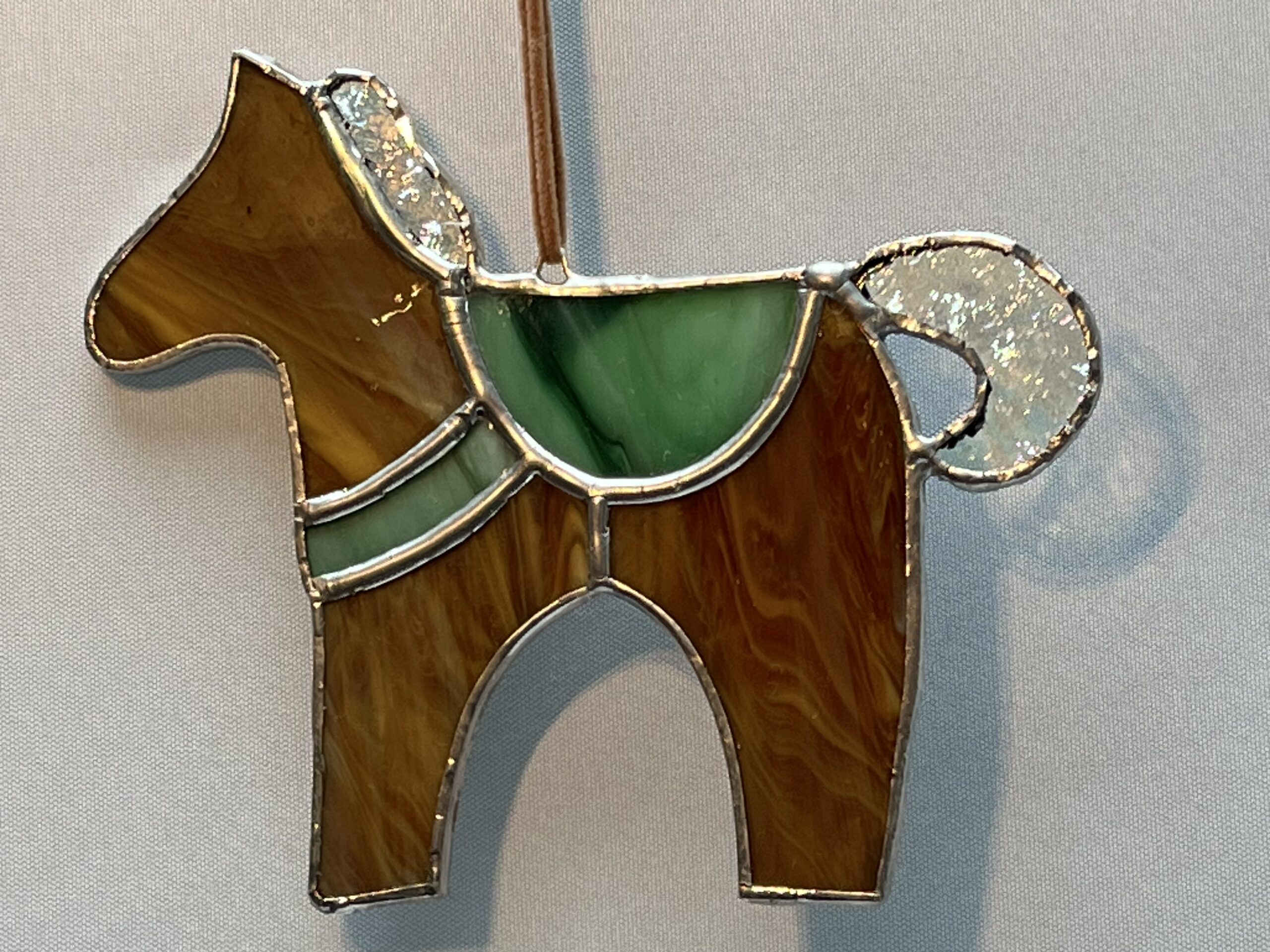 paardenhanger met groene zadel