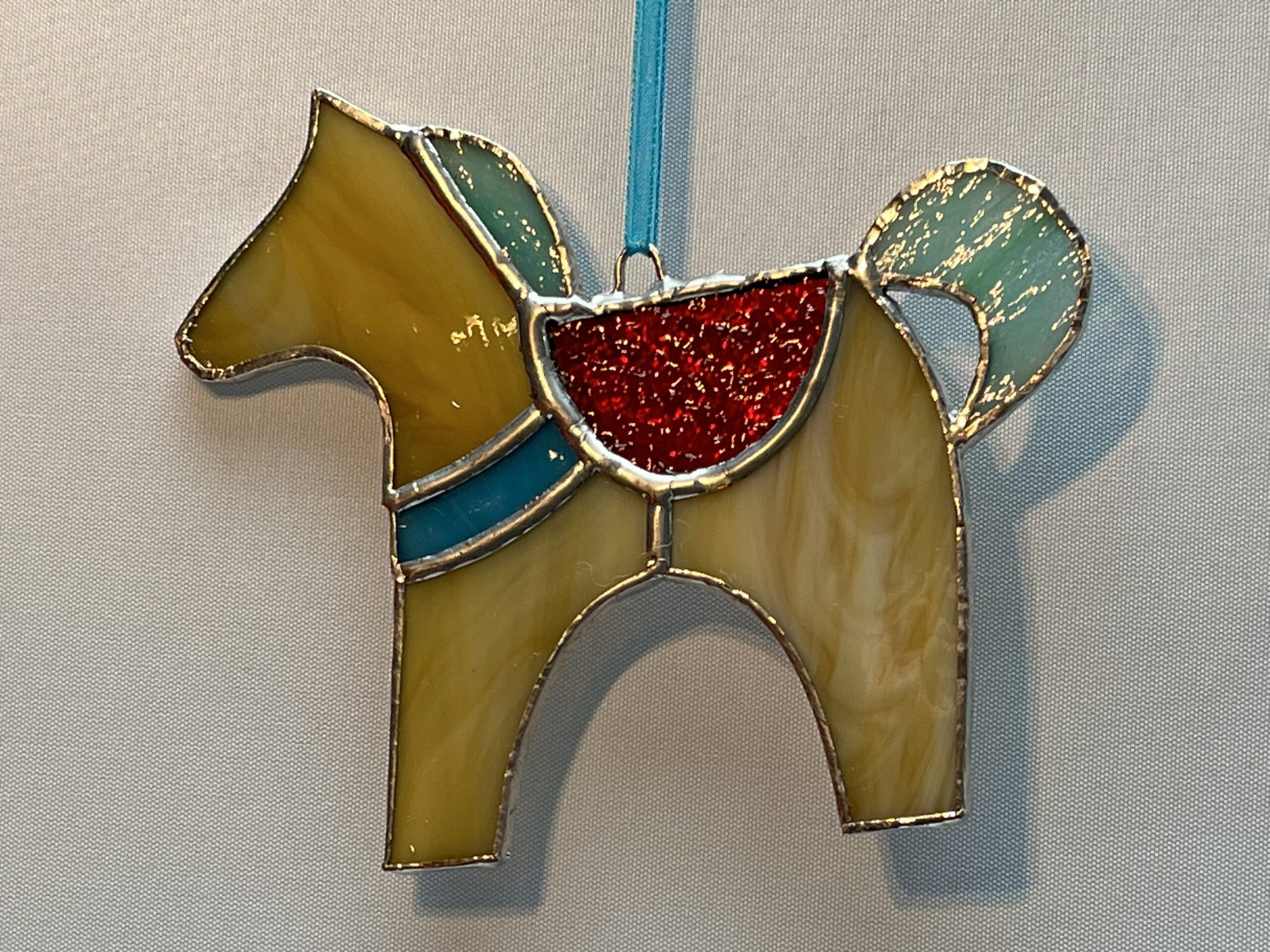 paard met turquoise staart en manen