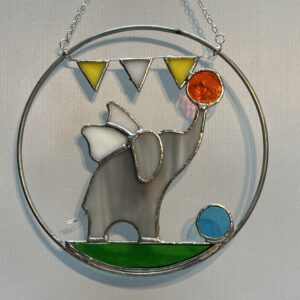 grijze olifant met bal