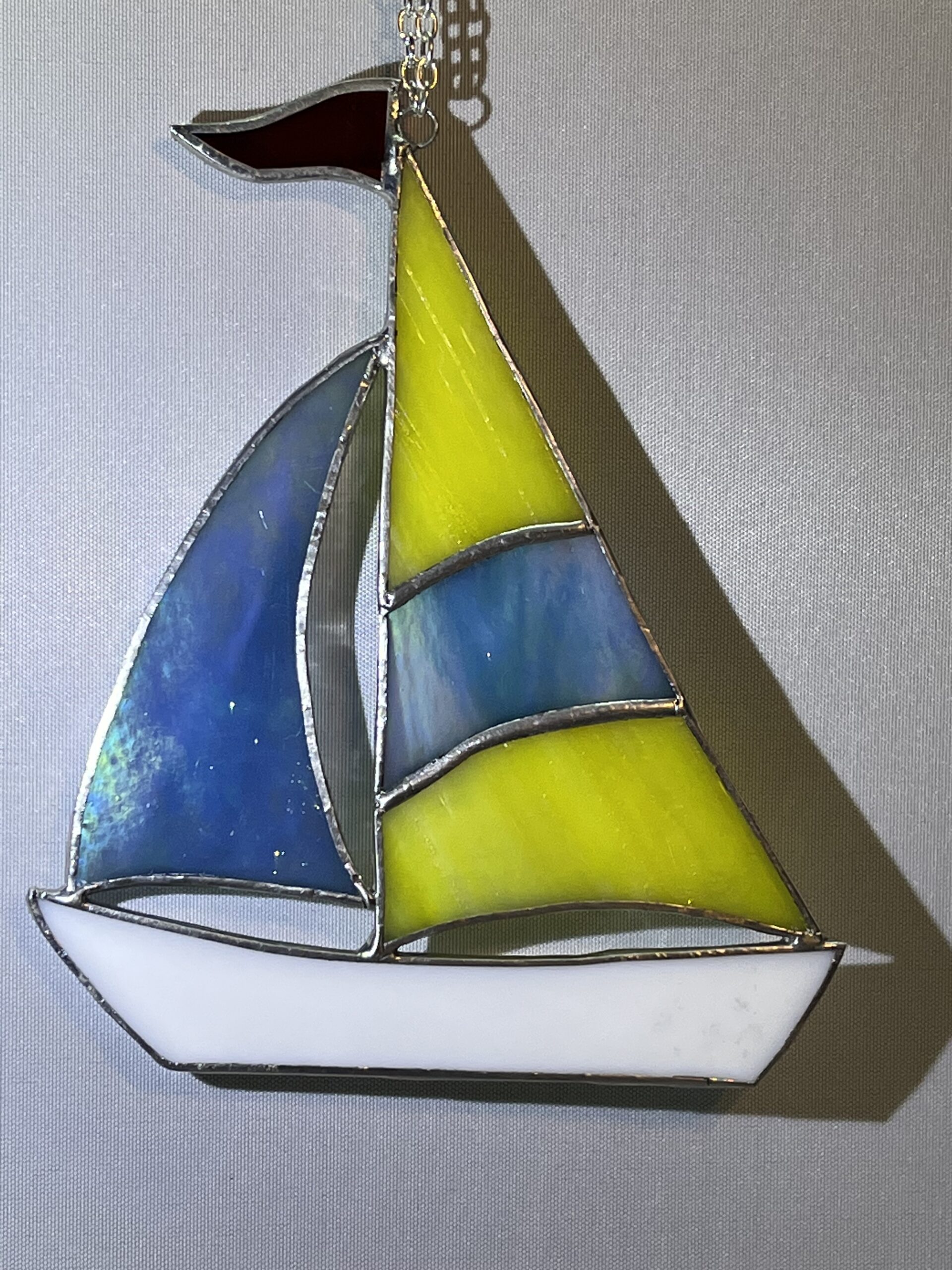 zeilboot met blauwe fok