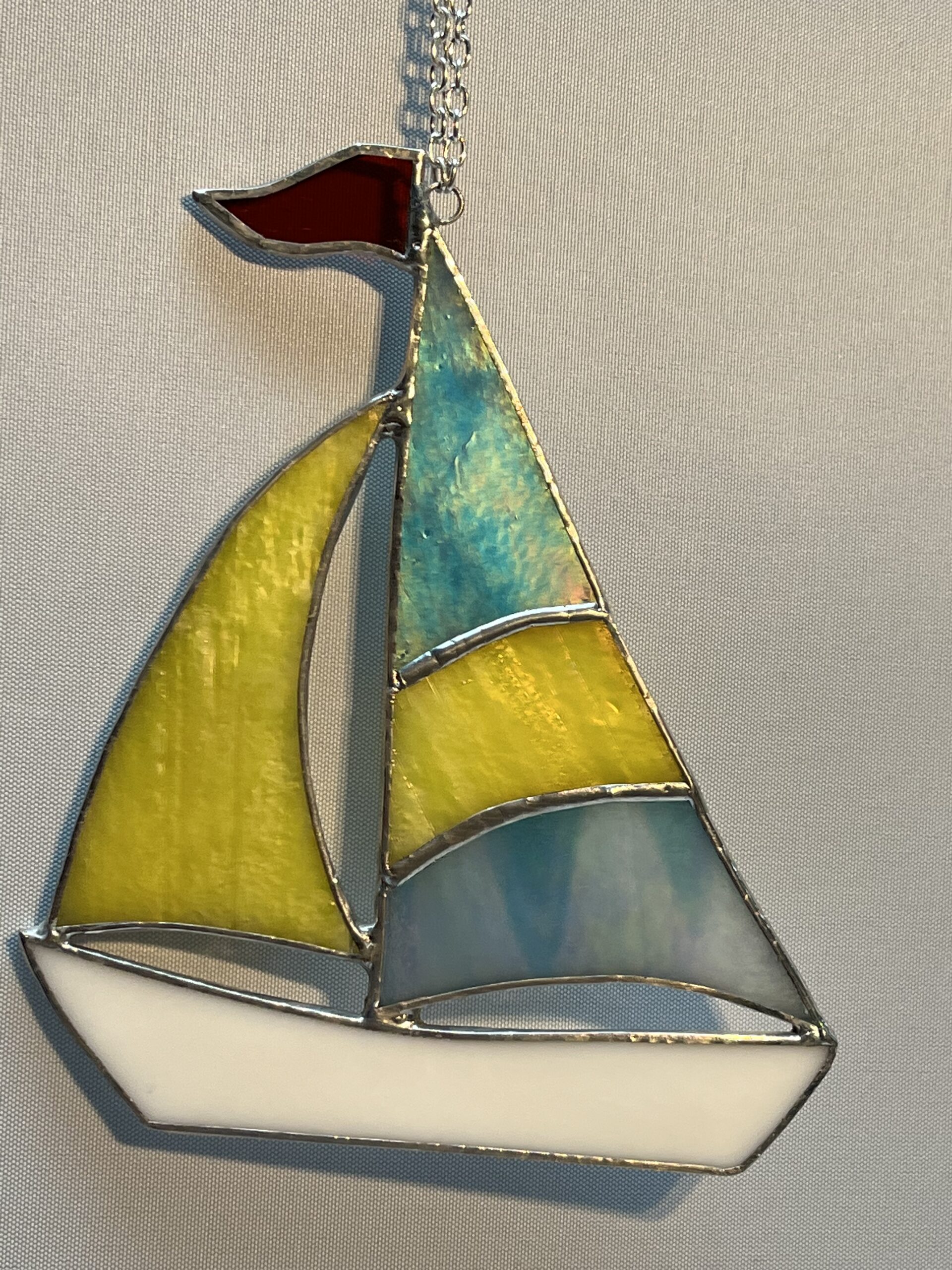 zeilboot met gele fok