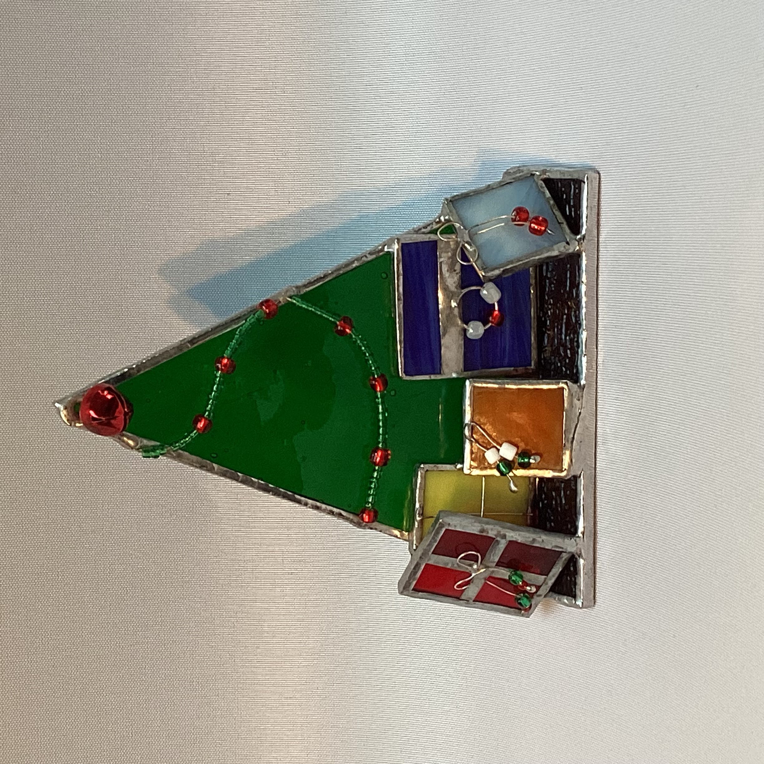 staande kerstboom met rode bel