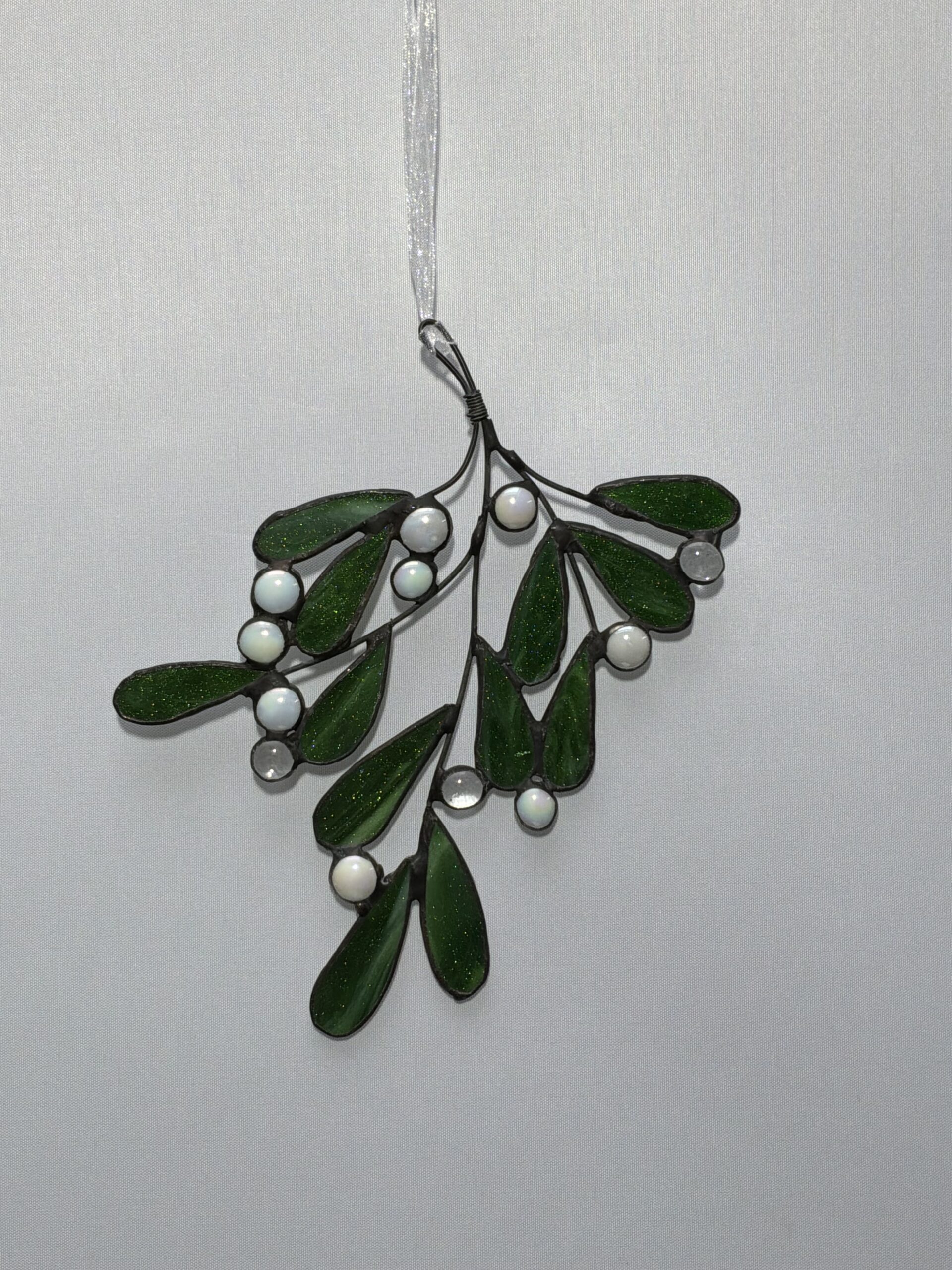 Glasinloodkado mistletoe met witte nuggets