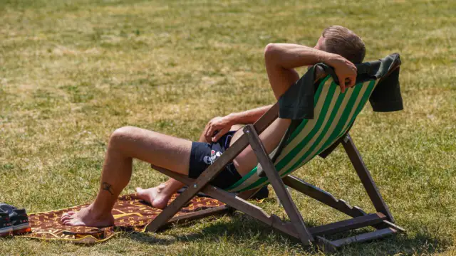 The Met Office maps show where Brits will bask in the 19C sun over the bank holiday