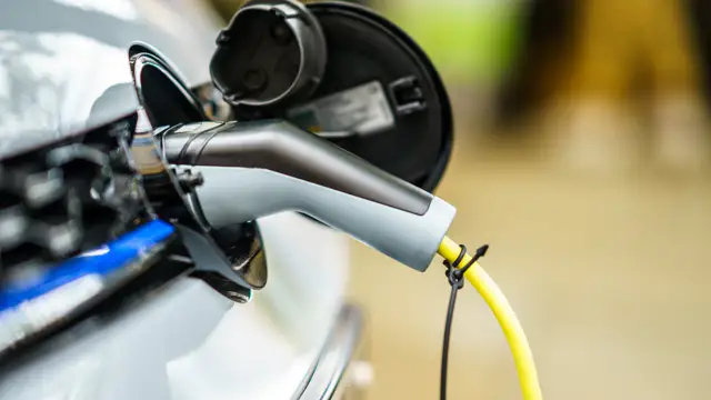 EV market faces challenges as private sales decline and 2024 expectations are revised