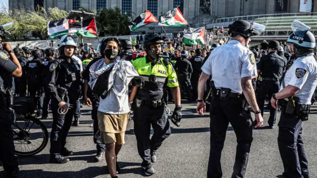 Pro-Palestinian protesters create chaos at Brooklyn Museum