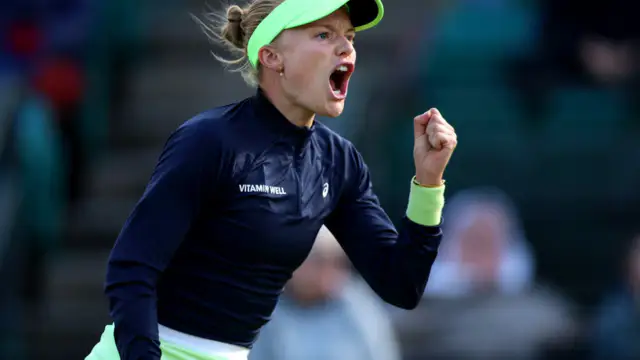 Harriet Dart confronts umpire over disputed line call during match against Katie Boulter