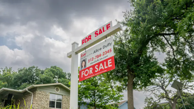 As mortgage rates change, Americans rush to re-finance their homes