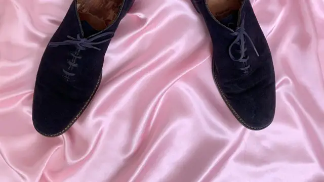 Elvis Presley’s iconic blue suede shoes to be auctioned for a large sum