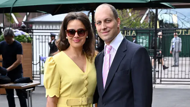 Hannah Dodd is wearing a yellow dress at Wimbledon