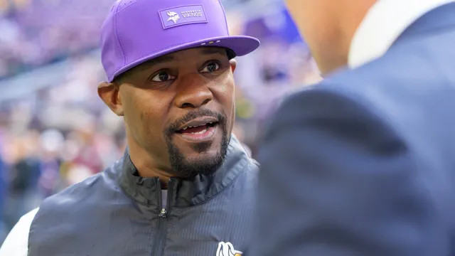 Kevin O'Connell pushes to retain Brian Flores as Vikings' defensive coordinator