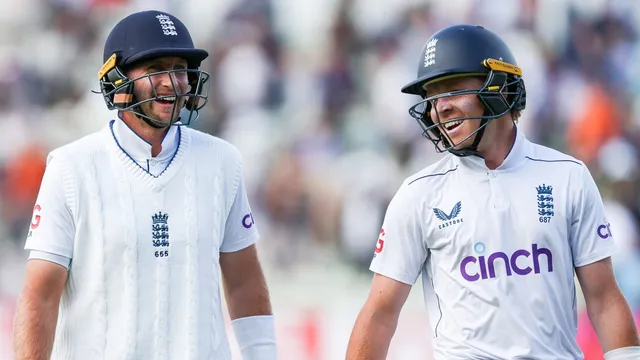 Joe Root Gives Advice to Ollie Pope on Batting Style
