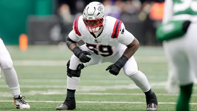 49ers tackle Vederian Lowe sidelined with serious ankle injury