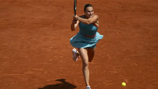 Aryna Sabalenka battles to reach French Open semi-finals