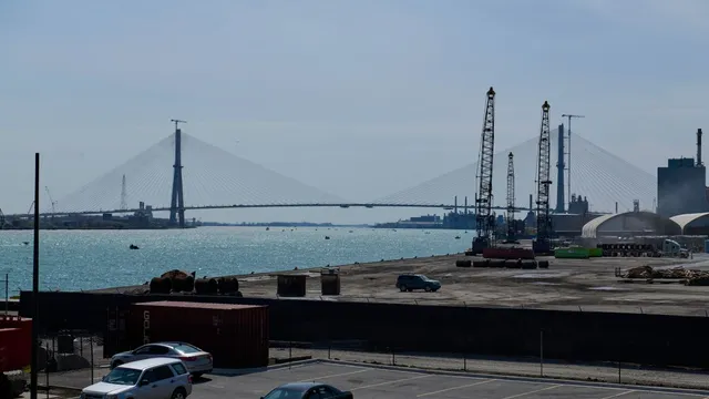 Trump threatens to block US-Canada bridge opening for compensation