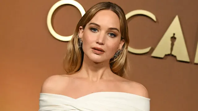 Jennifer Lawrence says she confronted unauthorized crew members during a nude scene