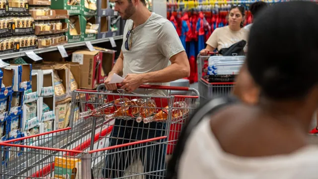Customer demands tariff refunds from Costco in lawsuit