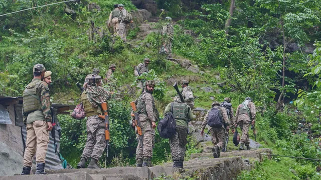 Overnight border fighting erupts despite India and Pakistan ceasefire