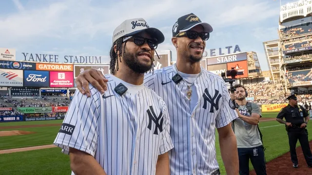Knicks stars throw first pitches at Yankee Stadium after championship win