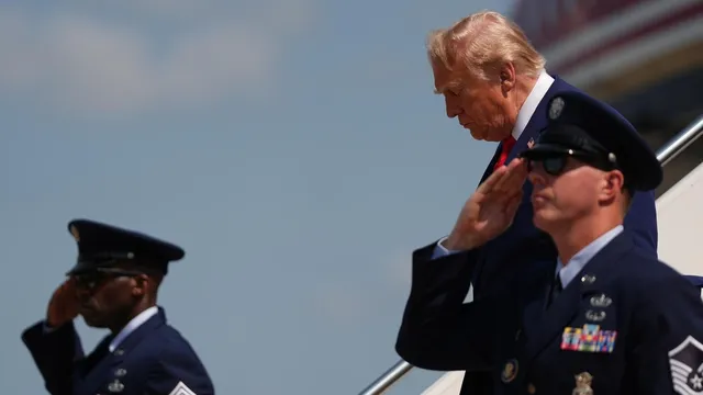 Trump honors fallen soldiers during dignified transfer ceremony