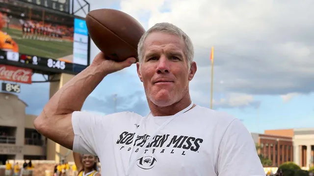 Brett Favre gives crucial advice to Shedeur Sanders on draft day