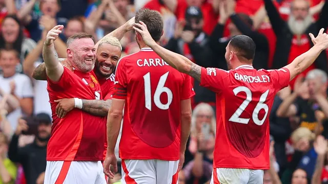 Wayne Rooney shines in legends match at Old Trafford