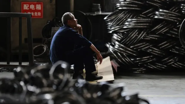 China's manufacturing index stagnates amid global tensions