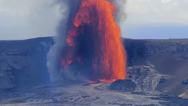Kilauea volcano erupts again, lava fountains soar over 330 feet