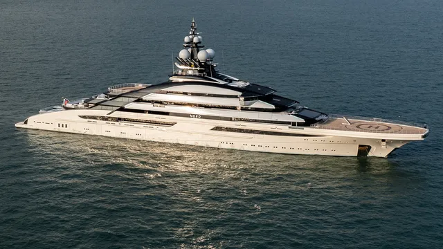 Superyacht sails through tense Strait of Hormuz amid blockade