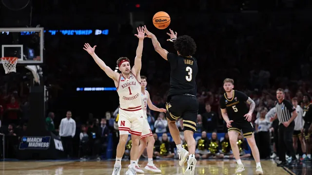 Otega Oweh’s buzzer-beater saves Kentucky’s season in NCAA Tournament thriller