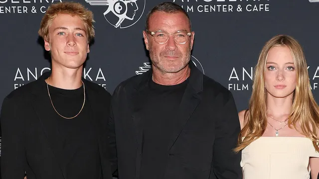 Naomi Watts’ teens shine on red carpet with dad Liev Schreiber