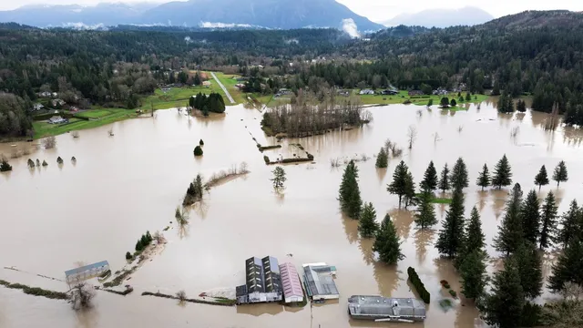 Severe flooding threatens Washington state as rivers crest dangerously high