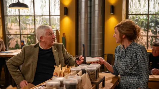 Sir Lindsay Hoyle makes cameo in Emmerdale to honor milestone episode