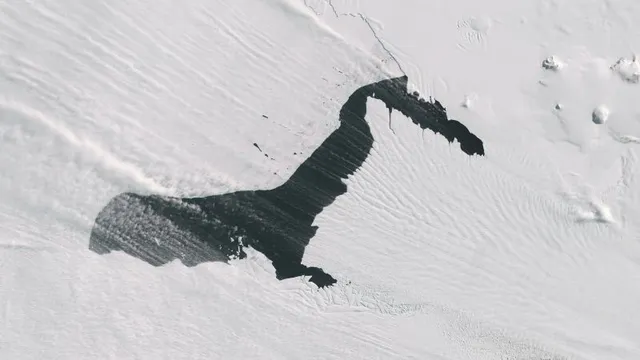 NASA Captures Smoking Pine Island Glacier in Antarctica