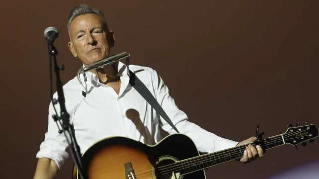Bruce Springsteen demands ice get out of Minneapolis at concert