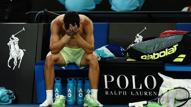 Carlos Alcaraz defeats Alexander Zverev in epic Australian Open semifinal