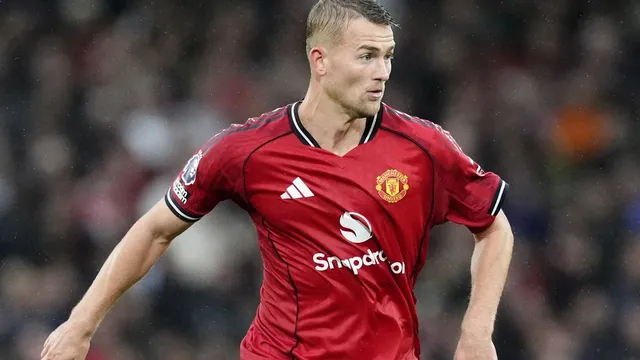 Manchester United suffers historic home defeat to 10-man Everton