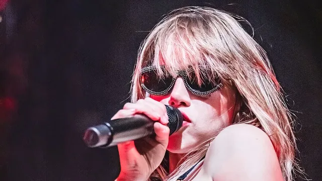 Suki Waterhouse stuns on stage in Indiana just months after giving birth