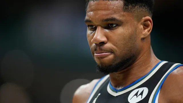 Giannis Antetokounmpo suffers calf strain amid trade rumors