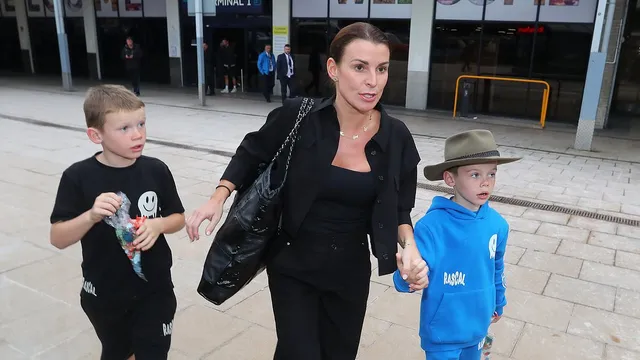 Coleen Rooney returns home alone after Wayne's public support