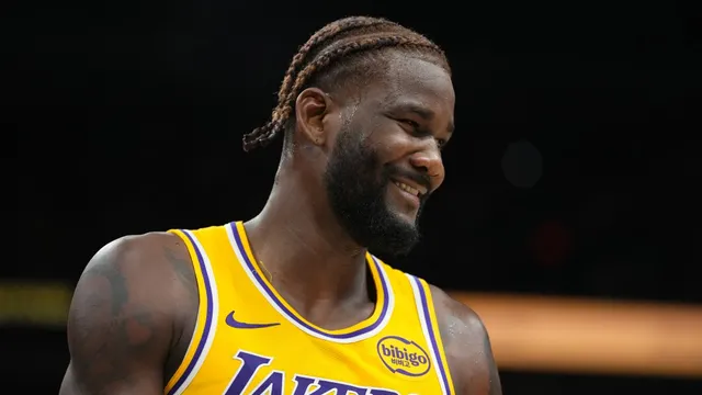 Deandre Ayton injured during Lakers' narrow win over Jazz