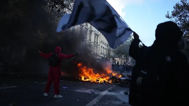 Masked looters assault Euronews journalists covering protests in Paris, France