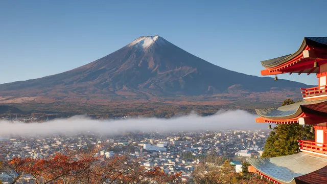 Father abandons son on Mount Fuji to continue climbing