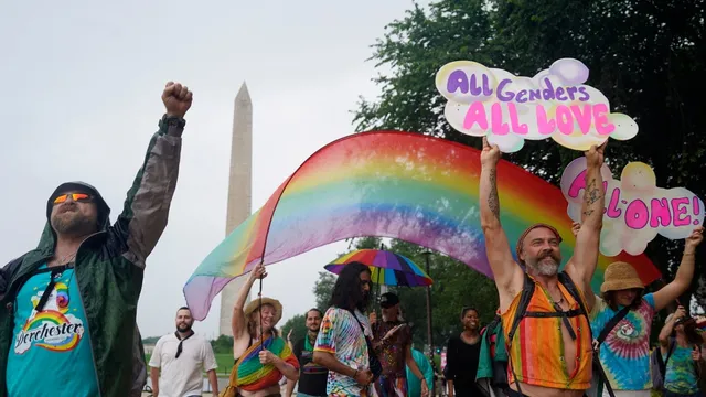 U.S. Supreme Court legalizes same-sex marriage nationwide