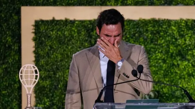 Roger Federer breaks down during his emotional Hall of Fame induction