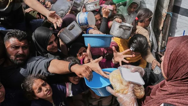 Israel blocks humanitarian aid into Gaza, worsening crisis