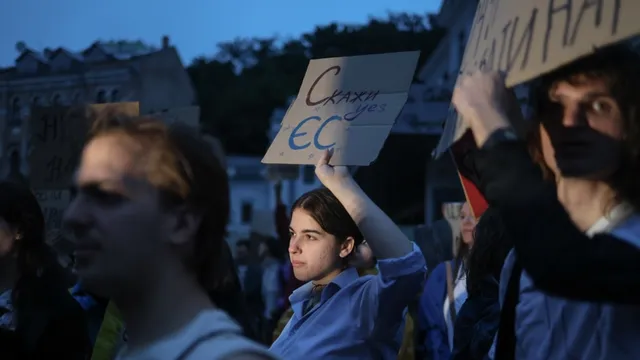 Ukraine fires energy minister as corruption scandal deepens