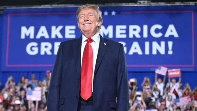 Trump takes center stage at historic Republican midterm convention
